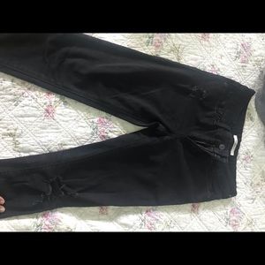 Levi’s 711 skinny ripped black